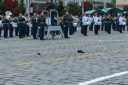 В Калининграде наградили потерявшую туфлю участницу парада