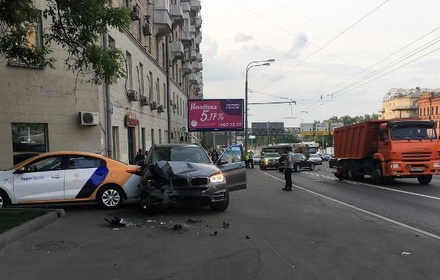 На юге Москвы после столкновения пяти автомобилей пострадал велосипедист