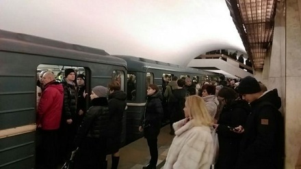 На Калужско-Рижской линии столичного метро в тоннелях стоят поезда с пассажирами