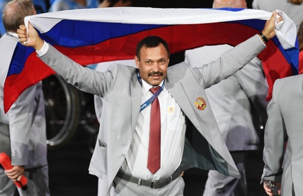 Пронёсшему флаг России на Паралимпиаде белорусу подарят квартиру