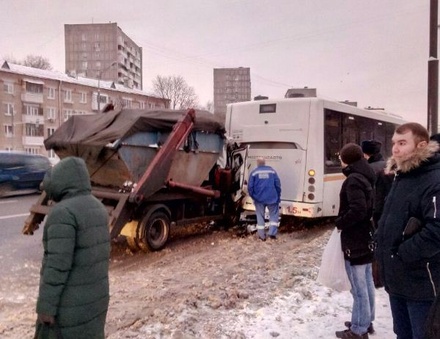 На Ярославском шоссе мусоровоз врезался в автобус