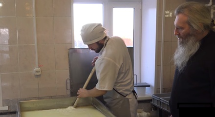 В Оптиной пустыни начали производить сыр камамбер с белой плесенью