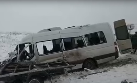 На Ставрополье в ДТП с микроавтобусом погибли два человека