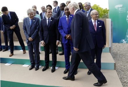 СМИ: Дональд Трамп опоздал на фотосессию по итогам саммита G7