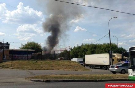 На севере Москвы загорелись гаражи 