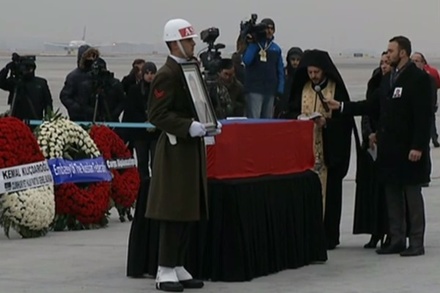 В аэропорту Анкары началась церемония прощания с Андреем Карловым