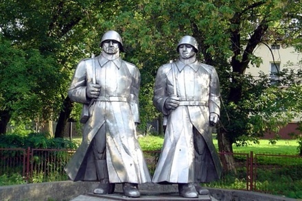 На юге Польши демонтируют памятник советским солдатам