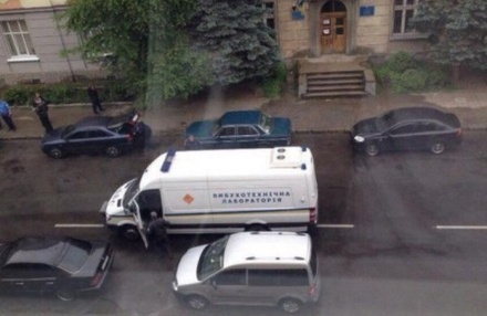Во Львове у здания райотдела МВД взорвался милицейский автомобиль