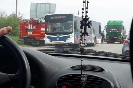 В Волгограде столкнулись грузовик и автобус