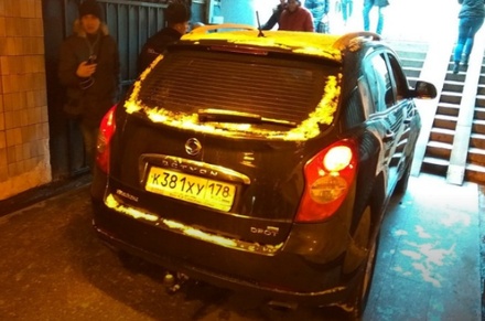 Автомобиль въехал в подземный пешеходный переход в Петербурге
