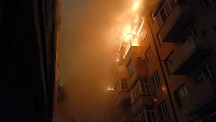 Около 50 квартир повреждены при пожаре в жилом доме в Краснодаре