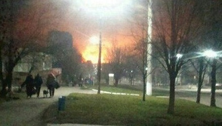 Из-за пожара на складе боеприпасов на Украине эвакуируют около 15 тысяч человек