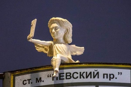 В Санкт-Петербурге убрали фигурку ангела с телефоном напротив церкви