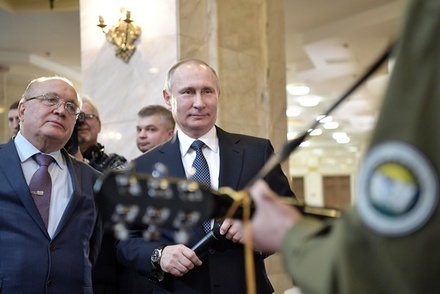 Владимир Путин исполнил со студентами МГУ песню под гитару