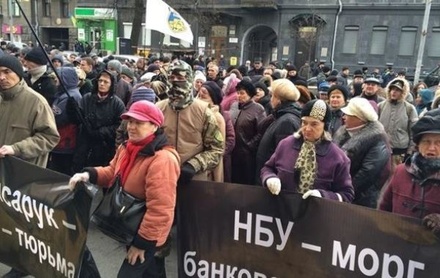 Активисты «финансового Майдана» продолжают митинг у здания Нацбанка Украины