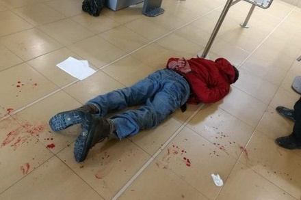 Нападение с тесаком на сотрудника мэрии в Южно‐Сахалинске попало на видео