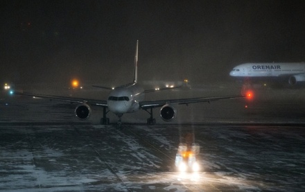 В московских аэропортах задержано более 100 рейсов