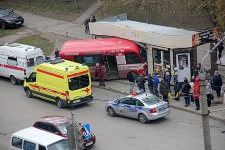 Водитель автобуса протаранил киоск с фруктами в Барнауле