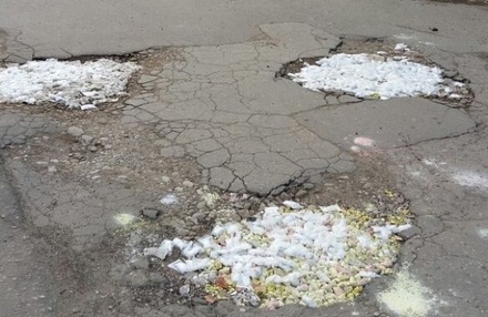 В администрации Саратова объяснили, почему ямы на дороге засыпали гипсовыми котами