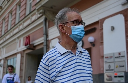 Вирусолог предупредил об опасности ношения масок в жару