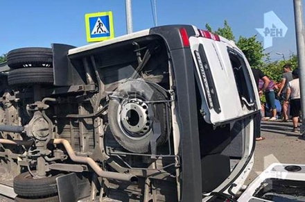12 человек пострадали при столкновении автобусов в Сочи