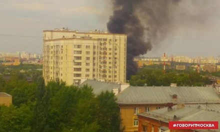 Очевидцы сообщают о пожаре в жилом доме в районе Очаково 
