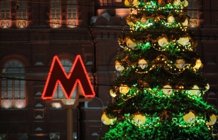 Станции московского метро начали украшать к Новому году