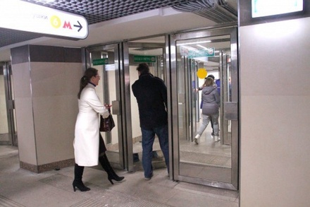 Пассажиров метро Москвы попросят придерживать входные двери в вестибюлях