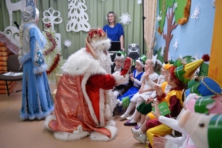 Елена Малышева заверила родителей в безопасности контактов детей с Дедом Морозом на праздниках