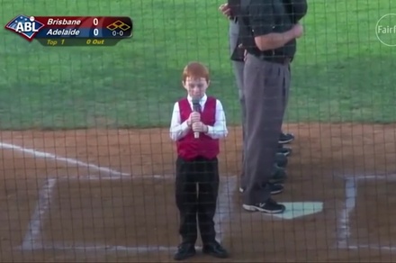 В Австралии перед бейсбольным матчем гимн страны исполнил икающий мальчик