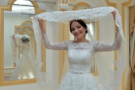 Рамзан Кадыров поручил выделить по 50 тысяч рублей женихам на выкуп невест в Чечне