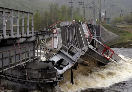 Мурманская область объявила режим ЧС из-за обрушения моста