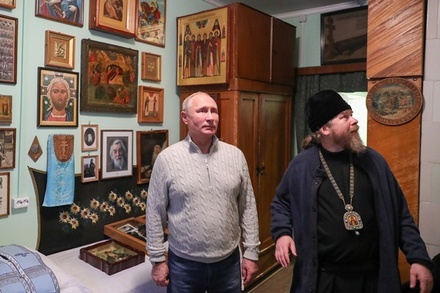 Опубликованы кадры посещения Путиным Псково-Печерского монастыря