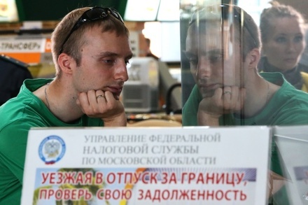 Ограничение выезда за рубеж помогло взыскать с должников 23 миллиарда рублей