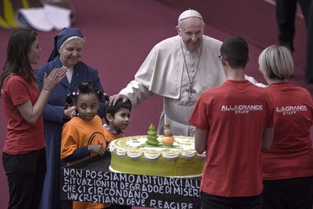 Папа римский объявил о запуске приложения для молитв