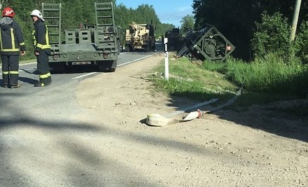 Автоцистерна армии США перевернулась в центральной части Латвии