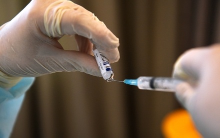 В Петербурге ввели обязательную вакцинацию от COVID-19 для пожилых