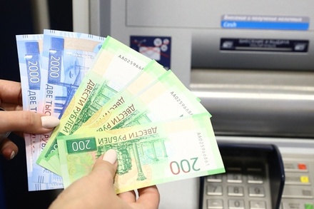 СМИ сообщают о перепродажах в России купюр номиналом 200 и 2000 рублей