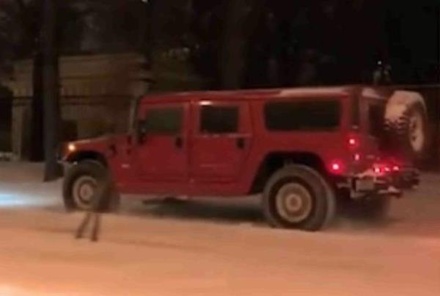 Катавшимся по газонам у МГУ красным Hummer заинтересовалась полиция 