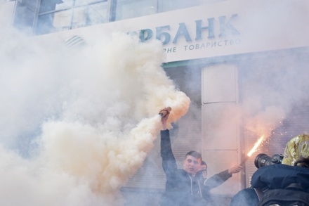 Киев рассмотрит вопрос о введении санкций против «дочки» Сбербанка в среду