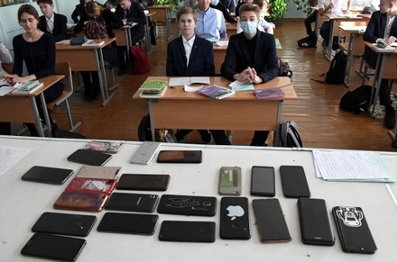 В Госдуме объяснили введение запрета на использование телефонов на уроках