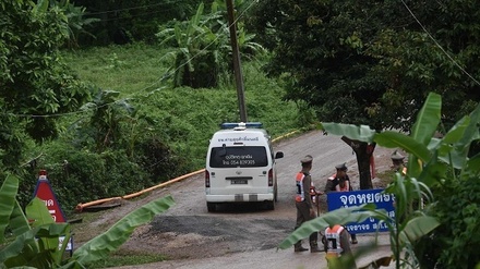 Спасатели вывели первых школьников из затопленной пещеры в Таиланде