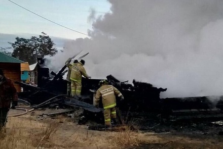 При пожаре на турбазе на Байкале погибли два человека