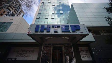 Протестующие заблокировали вход в здание украинского телеканала «Интер»