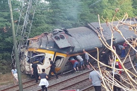 До трёх человек увеличилось число жертв крушения поезда в Испании