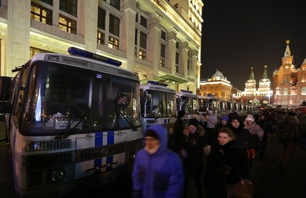 Задержанного в центре Москвы Навального полиция отвезёт домой