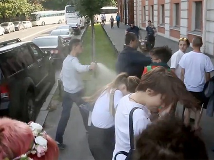 В Петербурге неизвестные распылили газ в журналистов и ЛГБТ-активистов