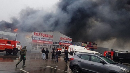На месте возгорания на рынке в Ростовской области дежурят пожарные