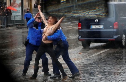 Активистка движения Femen бросилась под кортеж Трампа в Париже