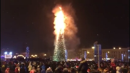 Новогодняя ёлка Южно-Сахалинска могла загореться из-за неудачного пуска петарды